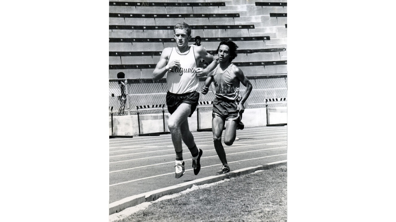 Eric Hulst leads Ralph Serna at the 1975 state meet in the 2-mile race in San Diego’s Balboa Stadium. (Photo by Don Chadez)
